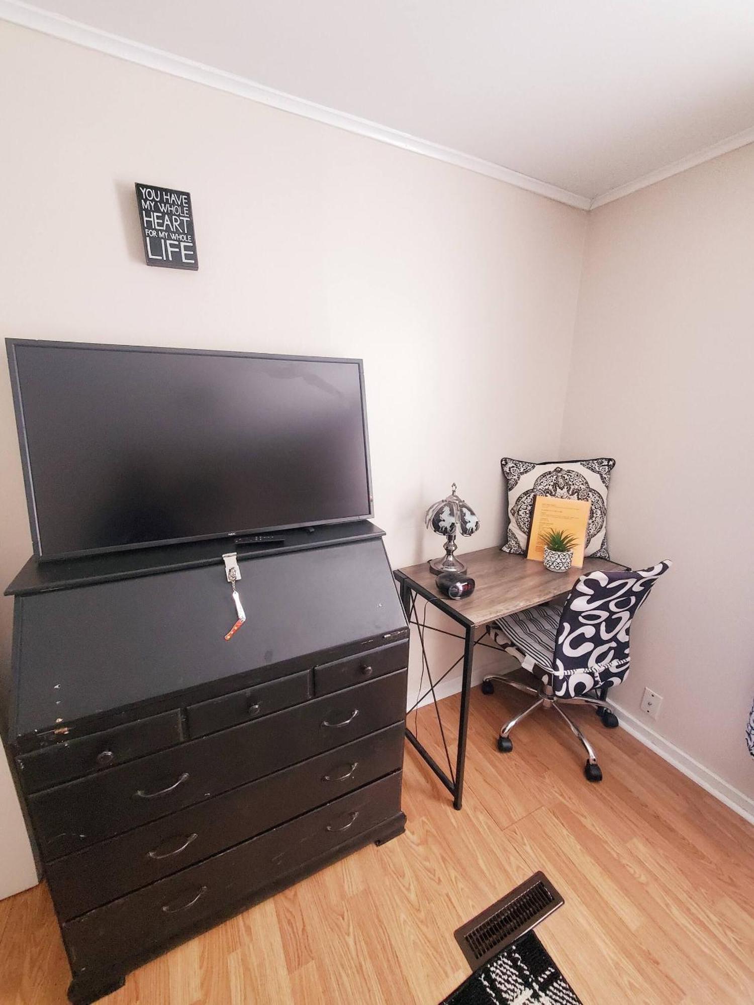 Room In Guest Room - Black-White Rm By Yale U New Haven Luaran gambar